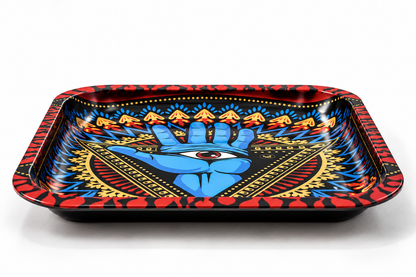 Vue basse du plateau métallique Mystic Hand mettant en valeur ses rebords relevés, sa finition brillante et son illustration graphique colorée.