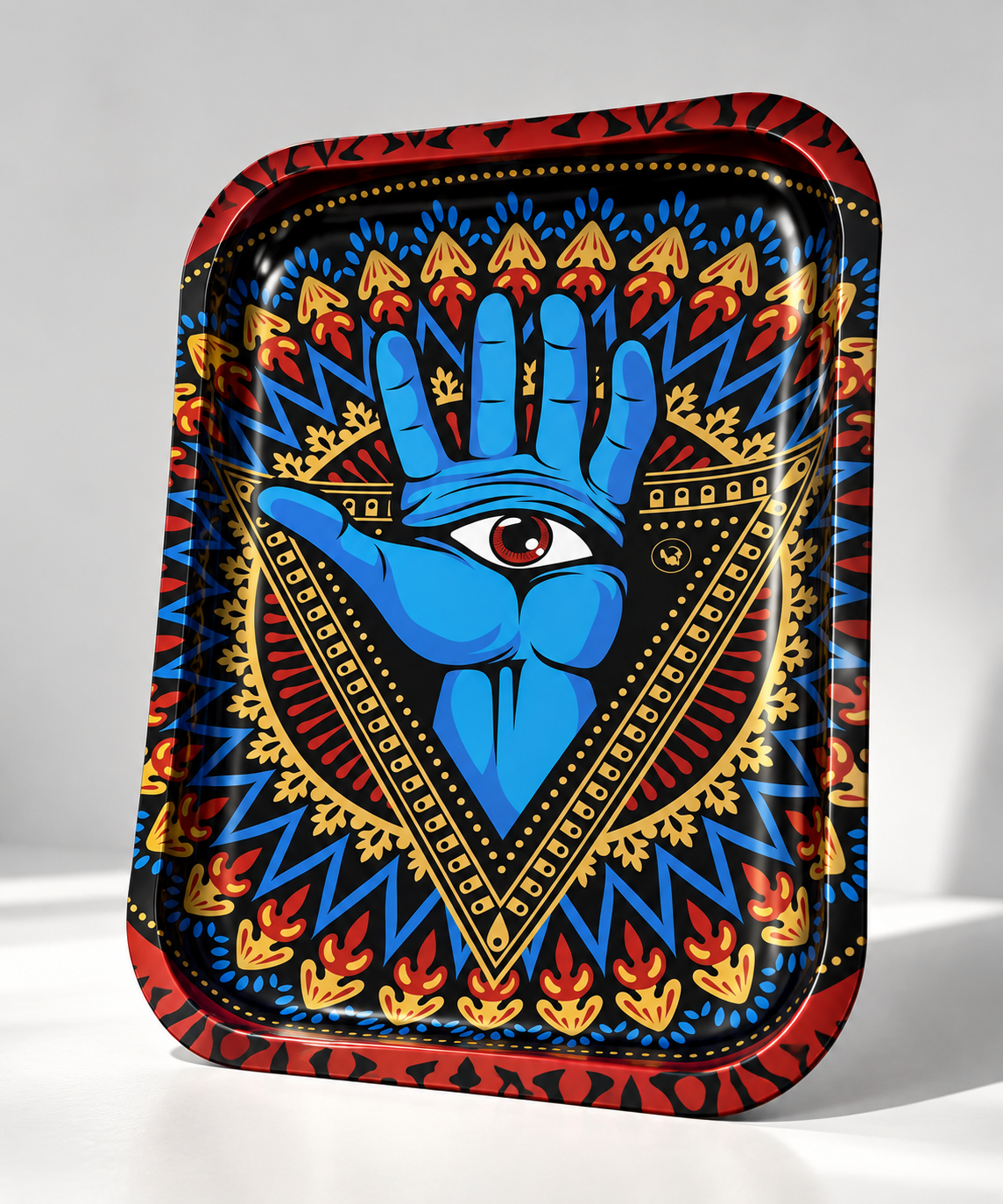 Vue debout du plateau métallique Mystic Hand, décoré d’une main bleue avec œil mystique et de motifs graphiques colorés d’inspiration californienne.