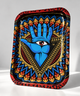 Vue debout du plateau métallique Mystic Hand, décoré d’une main bleue avec œil mystique et de motifs graphiques colorés d’inspiration californienne.