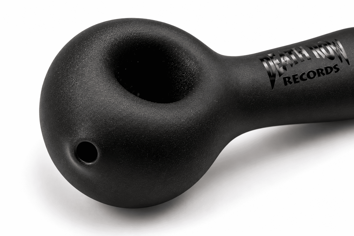 Vue rapprochée de la Death Row Records Hand Pipe Sandblasted mettant en valeur le foyer, le carb latéral, le logo et la texture noire sablée
