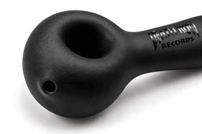Vue rapprochée de la Death Row Records Hand Pipe Sandblasted mettant en valeur le foyer, le carb latéral, le logo et la texture noire sablée