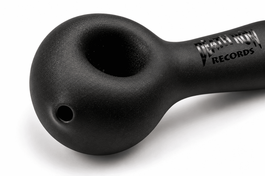 Vue rapprochée de la Death Row Records Hand Pipe Sandblasted mettant en valeur le foyer, le carb latéral, le logo et la texture noire sablée