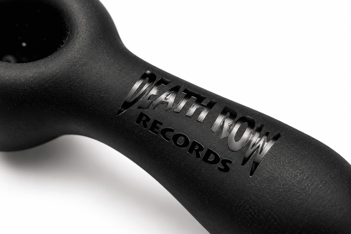 Vue macro du marquage Death Row Records sur la Hand Pipe Sandblasted, mettant en valeur le logo et la finition noire sablée.