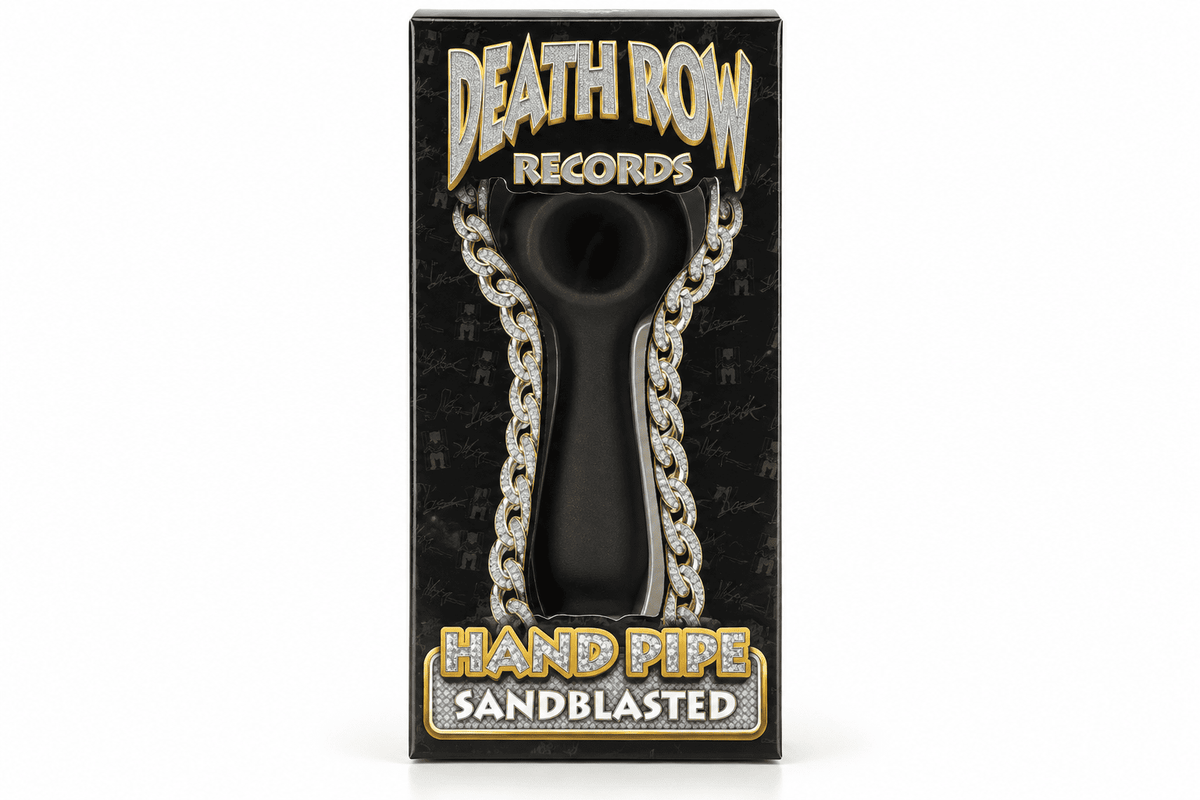 Vue de face du packaging Death Row Records Hand Pipe Sandblasted avec pipe noire en verre sablé, présenté sur fond blanc