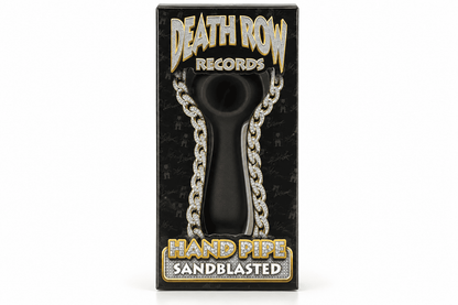 Vue de face du packaging Death Row Records Hand Pipe Sandblasted avec pipe noire en verre sablé, présenté sur fond blanc