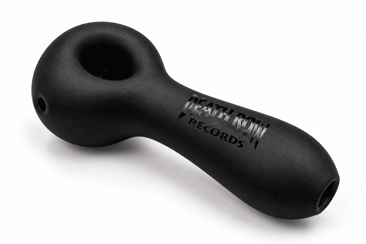 Vue détaillée de la pipe Death Row Records Hand Pipe Sandblasted noire sur fond blanc, avec finition sablée, foyer et logo Death Row Records visibles.