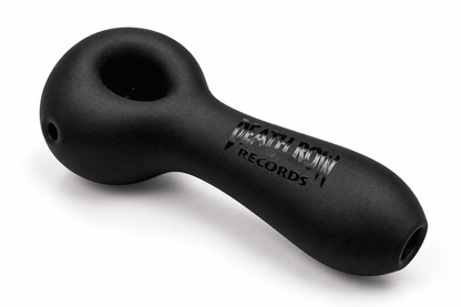 Vue détaillée de la pipe Death Row Records Hand Pipe Sandblasted noire sur fond blanc, avec finition sablée, foyer et logo Death Row Records visibles.