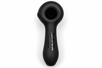 Vue du dessus de la Death Row Records Hand Pipe Sandblasted sur fond blanc, mettant en valeur le foyer, la finition noire sablée et le logo Death Row Records.