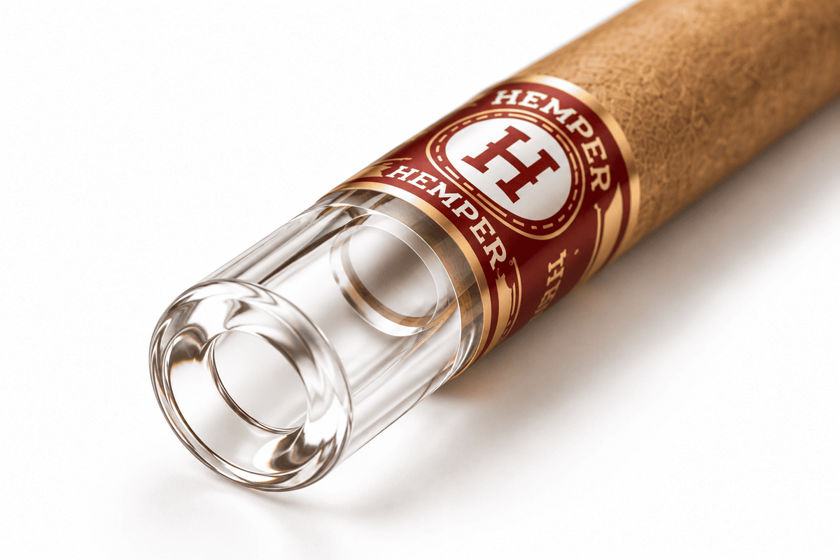 Vue macro de l’embout en verre des Hemper Hemp Rolls Sweet King Size, avec détail du filtre et du papier en chanvre.