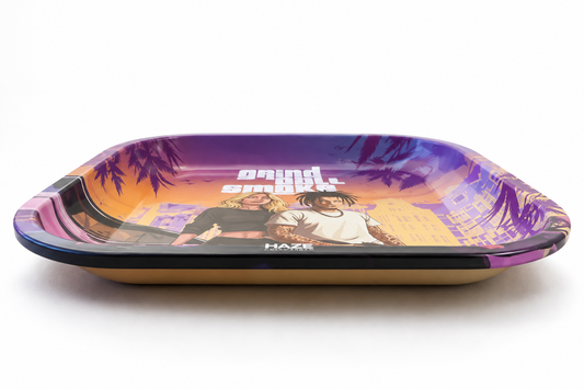 Vue à plat du plateau Haze Amsterdam Grind Roll Smoke, avec illustration graphique style GTA, muscle car, personnages tatoués et ambiance West Coast.