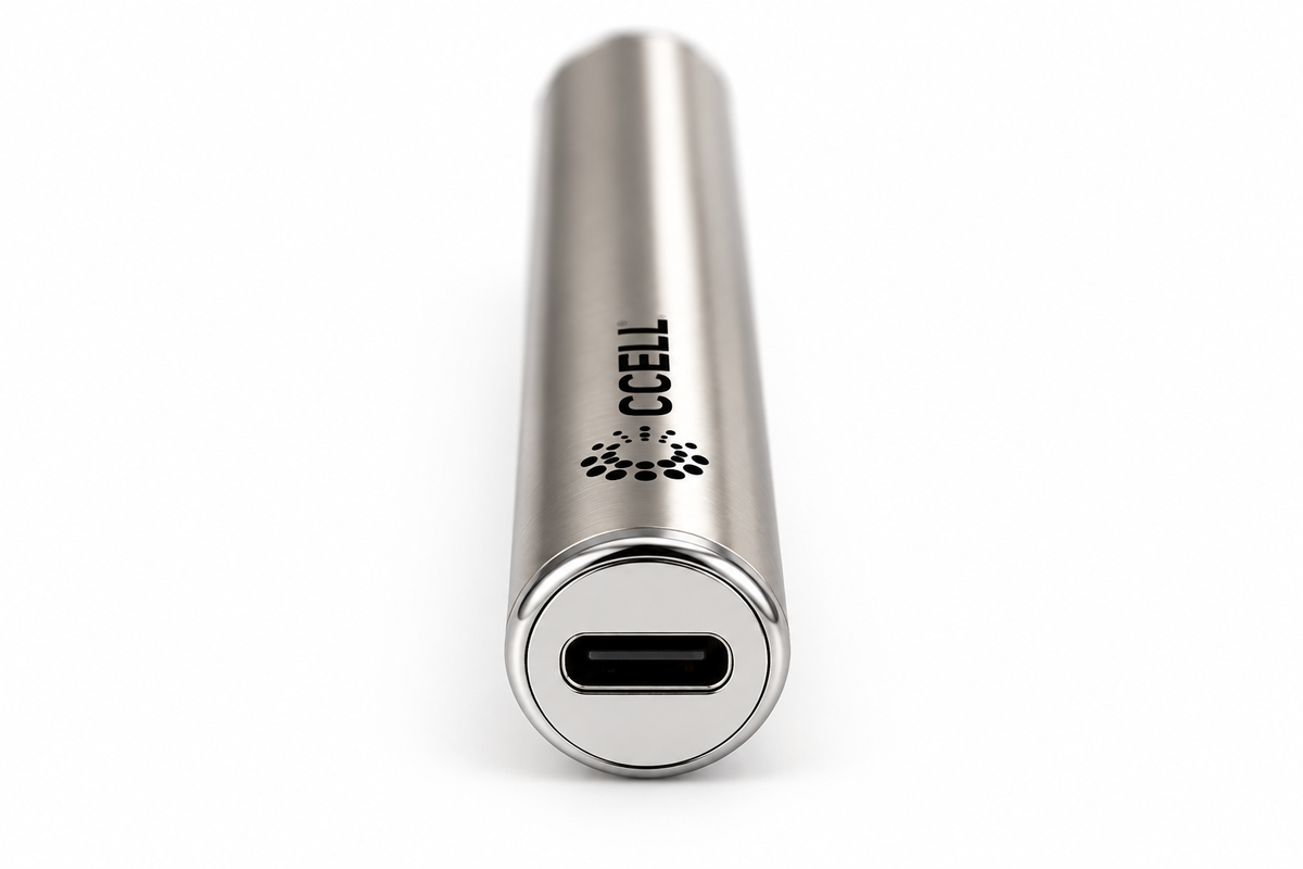 Vue rapprochée du port USB-C de la batterie PRT.LAB Vape-Pen Battery CCELL, avec finition métallique argentée sur fond blanc