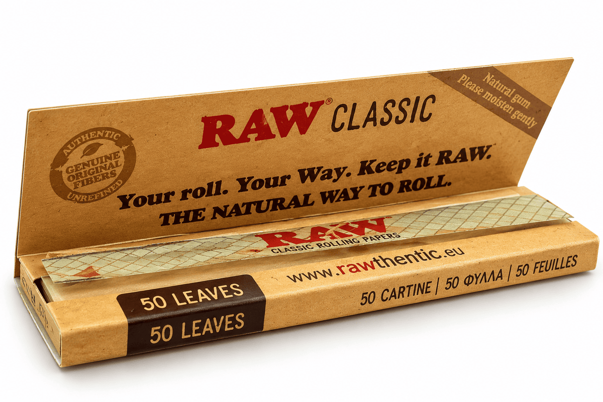 RAW Classic 1¼ ouvert montrant les feuilles à rouler et le carnet de 50 feuilles