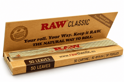RAW Classic 1¼ ouvert montrant les feuilles à rouler et le carnet de 50 feuilles