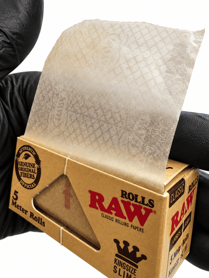 Gros plan du papier RAW Classic Roll 5 mètres montrant le filigrane et la texture du papier